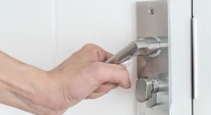 Problemas em fechaduras de portas - mão segurando uma maçaneta